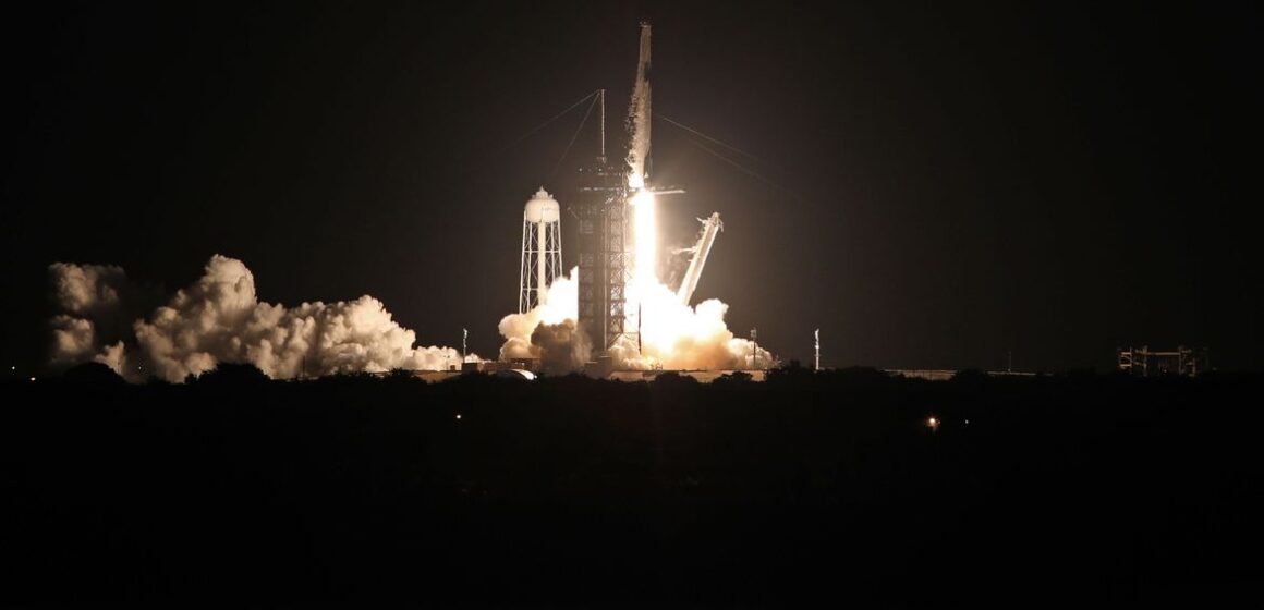 Foguete da SpaceX decola para levar 1ª tripulação civil para a órbita