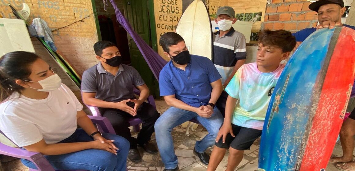 Renilce Nicodemos visita Salinas e conhece garoto Campeão Paraense de Surf 2019-sub18