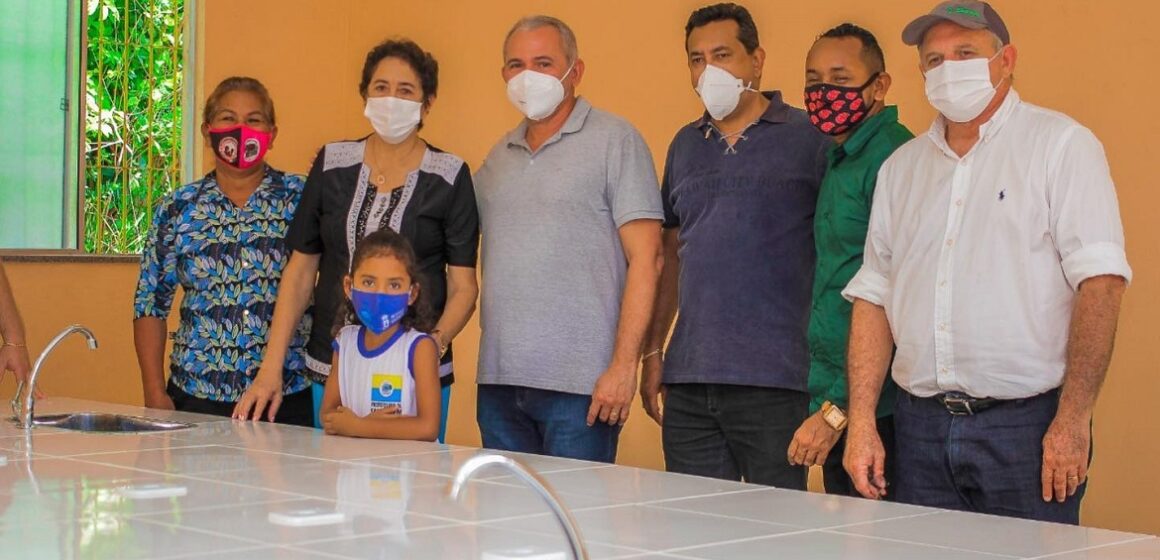 Nélio Aguiar entrega escola reformada para comunidade Murumuru, em Santarém