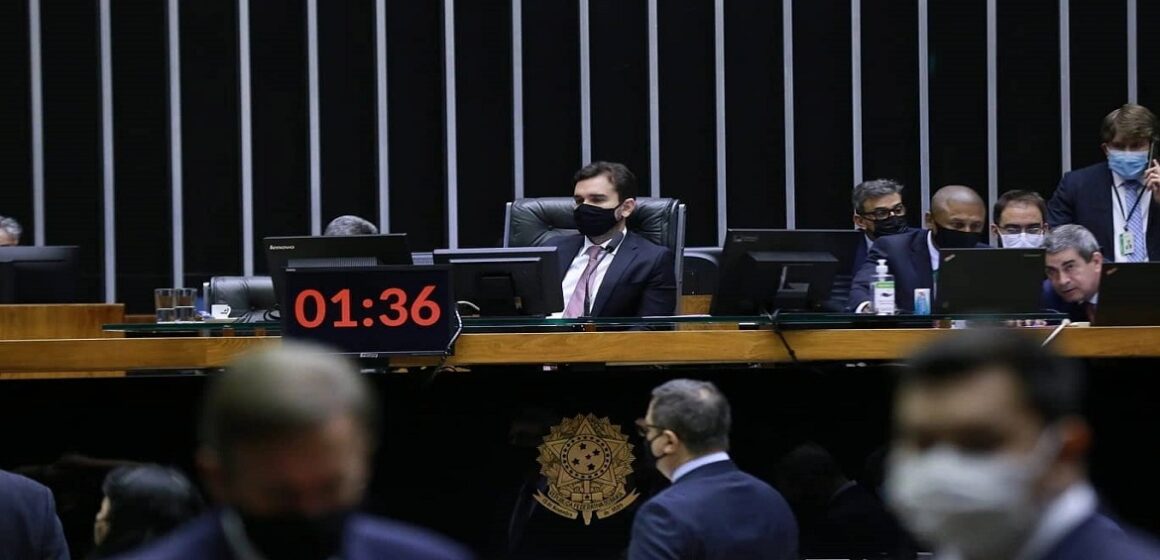 Celso Sabino preside sessão na Câmara durante a discussão de MP