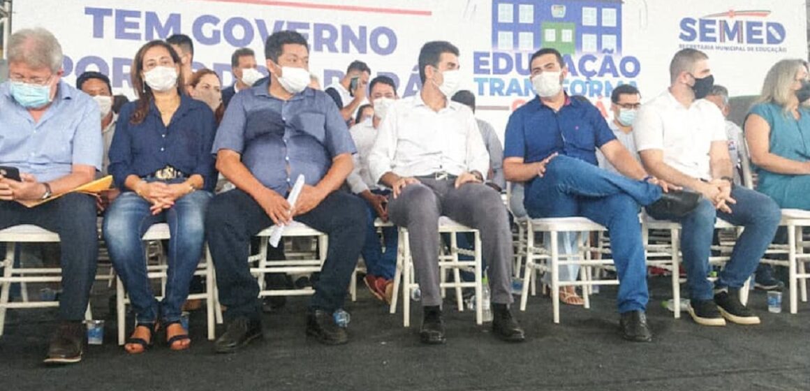 Beto Faro acompanha entrega de 302 benefícios do programa “Sua Casa” em Cametá