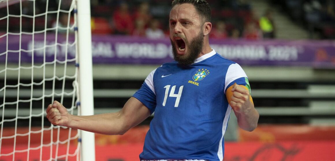 Com time experiente, Brasil quer apagar 2016 e retomar coroa do futsal