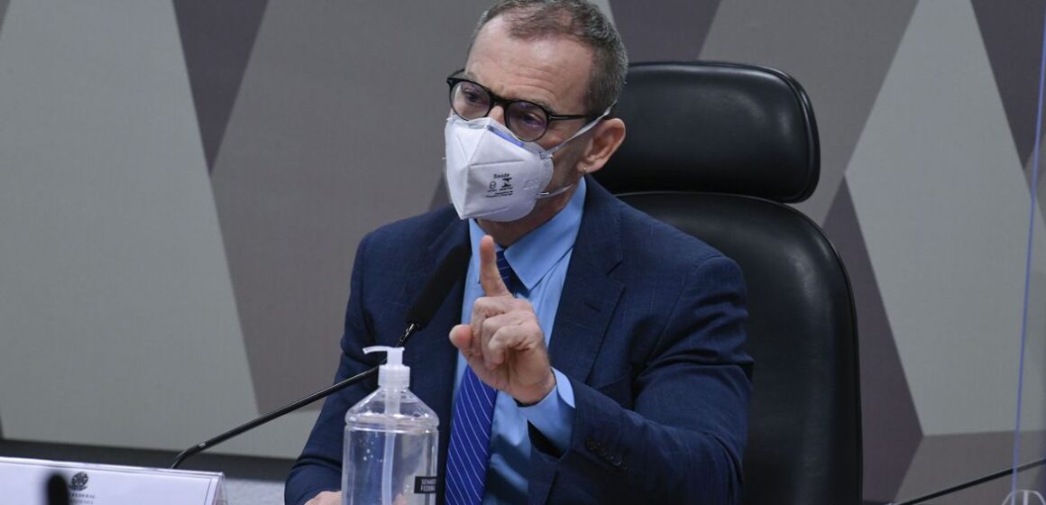 Senador cobra desculpas à comunidade LGBTQIA+ por ataque homofóbico