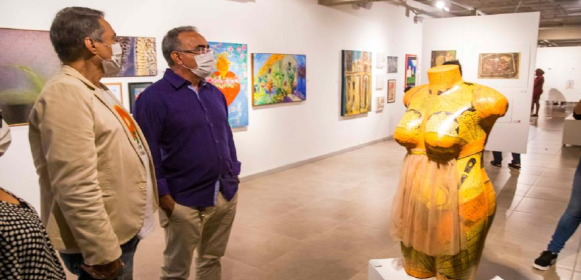 Edmilson Rodrigues visita exposição de artes que marca os 25 anos do Comitê Arte pela Vida