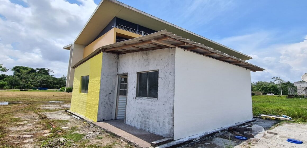 Garrafas pet são transformadas em tijolos para casas em tecnologia 100% paraense