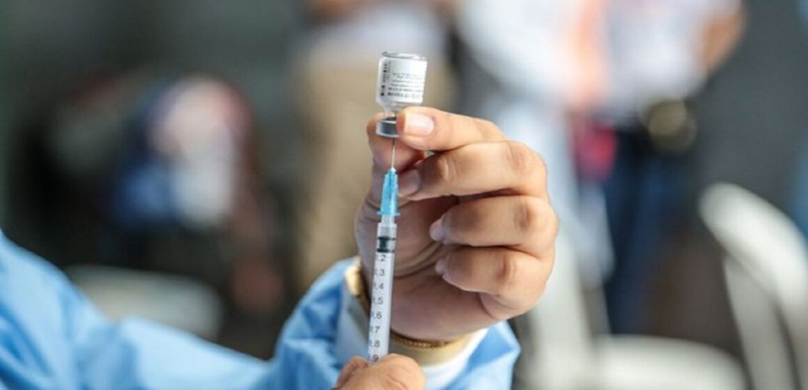 Adolescentes de 12 a 14 anos recebem 1ª dose contra Covid-19 em Benevides