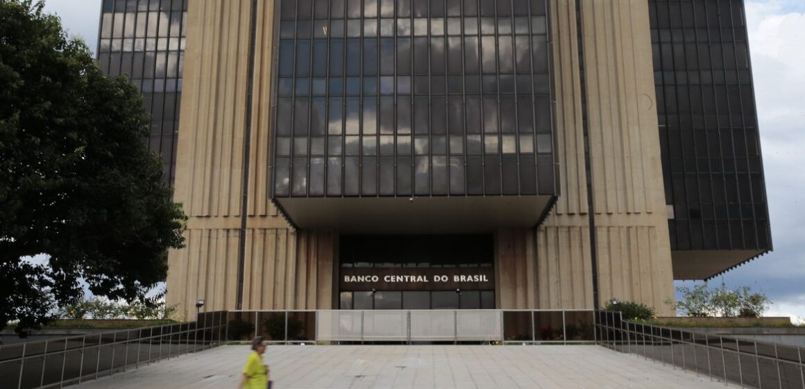 Riscos fiscais implicam alta nas projeções de inflação, diz BC