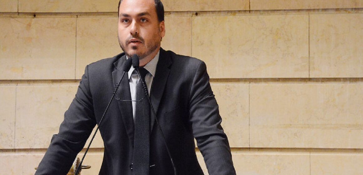 Sigilos fiscal e bancário de Carlos Bolsonaro são quebrados pela Justiça