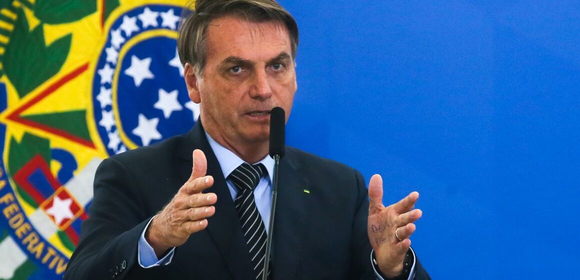 Bolsonaro pede para caminhoneiros não fecharem as estradas