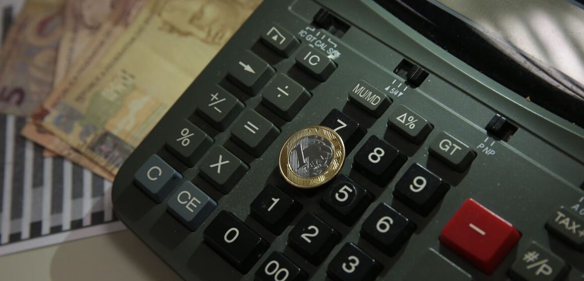 Reajuste salarial fica abaixo da inflação em agosto