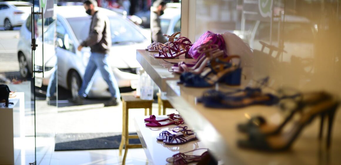GDF libera funcionamento de lojas de roupas e sapatos Vendas no comércio paulistano crescem 14,6% na 1ª quinzena de setembro