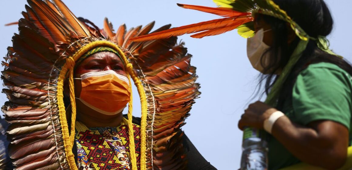 Indígenas marcham pelo centro de Brasília e fazem reivindicações
