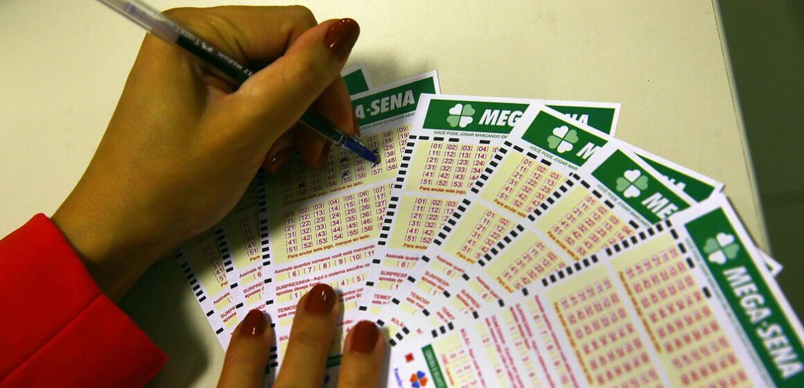 Ninguém acerta a Mega-Sena e prêmio acumula em R$ 23,5 milhões