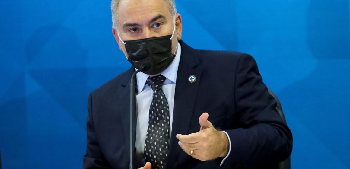 Ministro diz que efeitos adversos não podem interromper vacinação