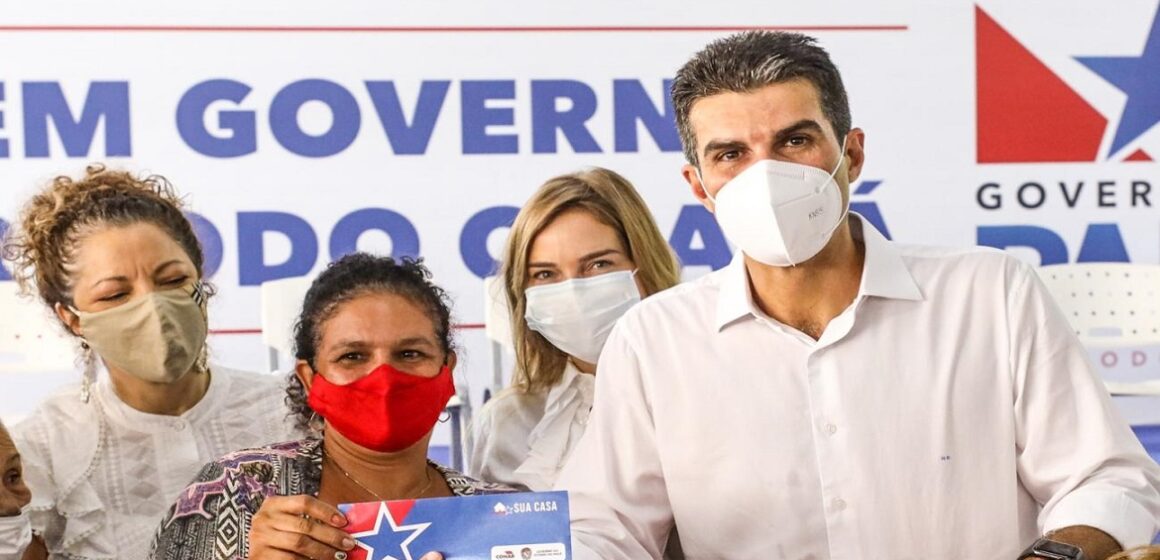 Helder entrega cheques para melhorar moradia de 340 famílias de baixa renda da capital