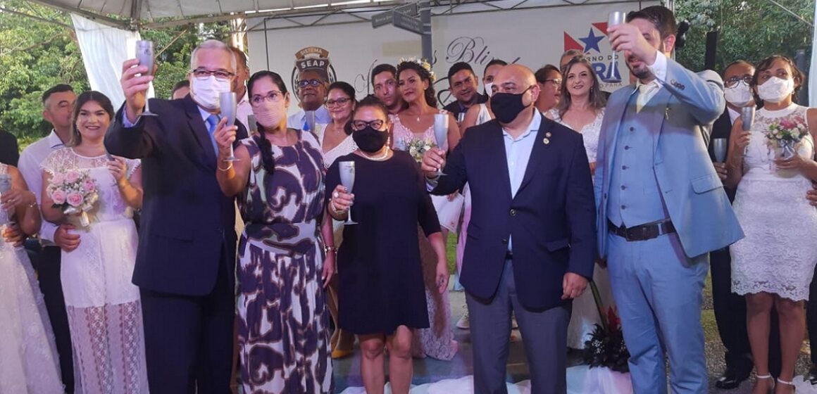 Seap une casais em casamento comunitário