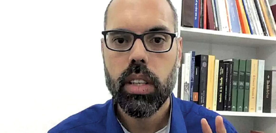 Alexandre de Moraes determina prisão preventiva e extradição de blogueiro bolsonarista