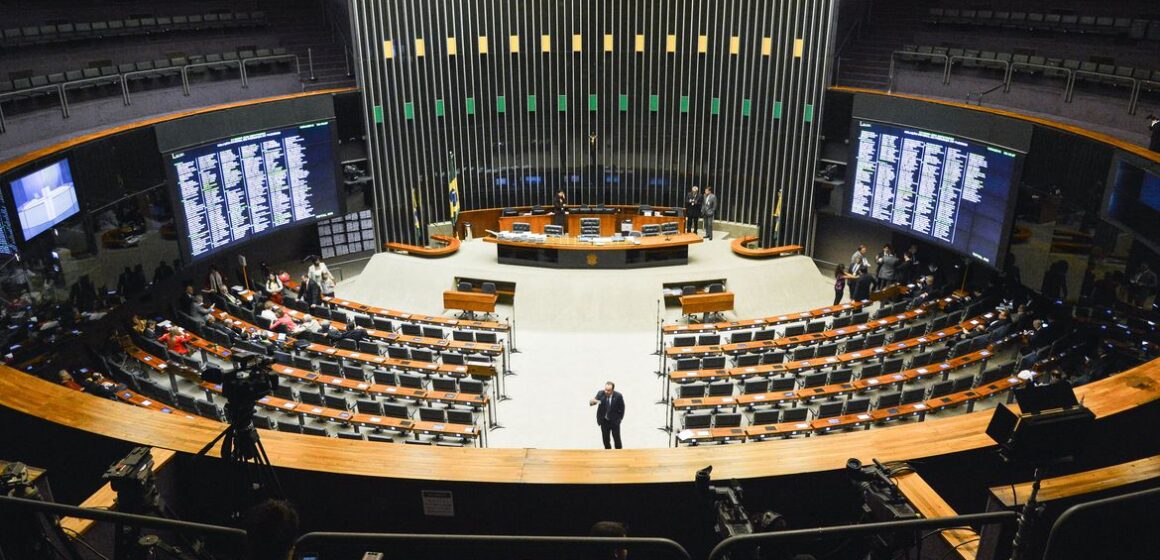 Comissão aprova texto-base da PEC dos Precatórios com mudança no teto de gastos para viabilizar Auxílio Brasil
