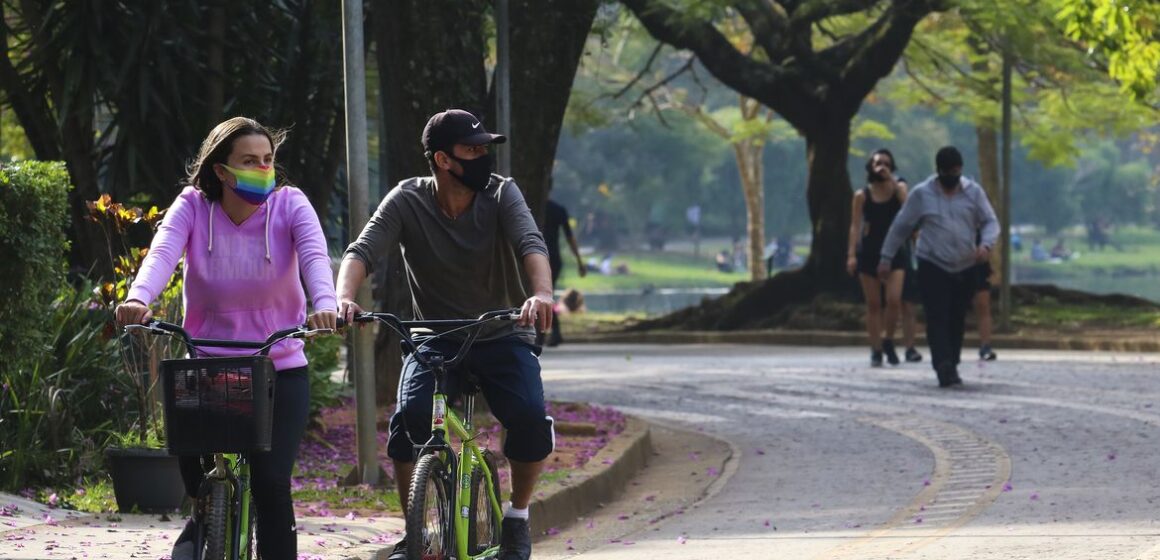 Mais de 1,2 mil municípios devem manter exigência de máscara, diz CNM