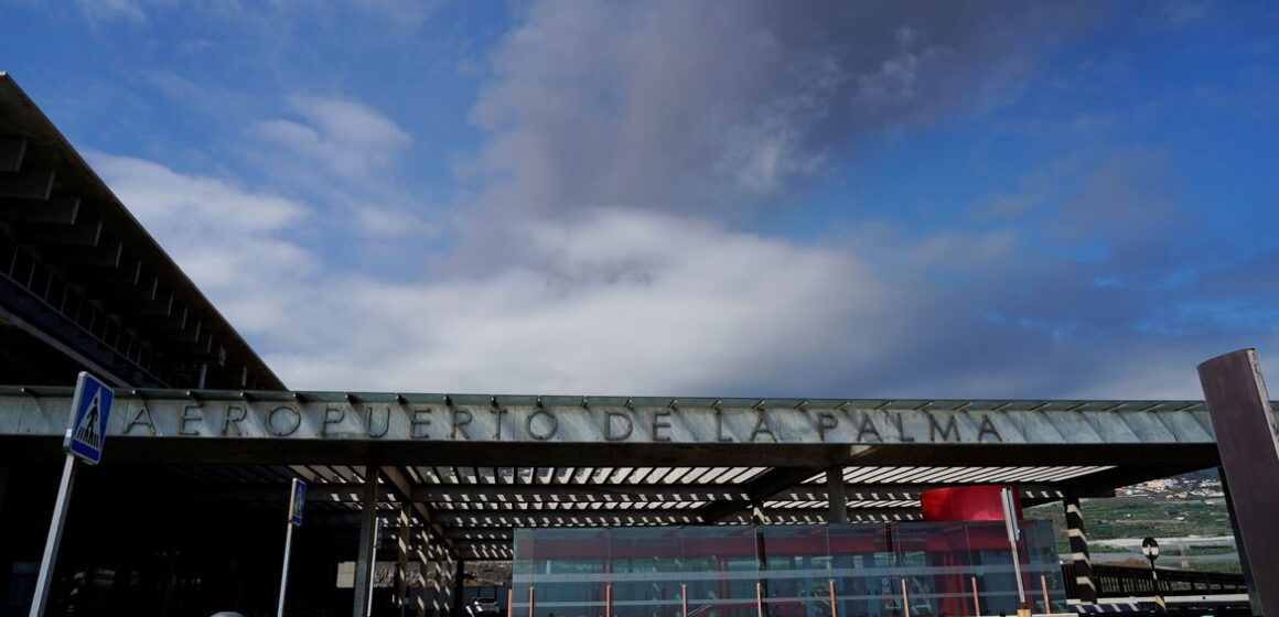 Vulcão Cumbre Vieja: aeroporto de La Palma continua fechado