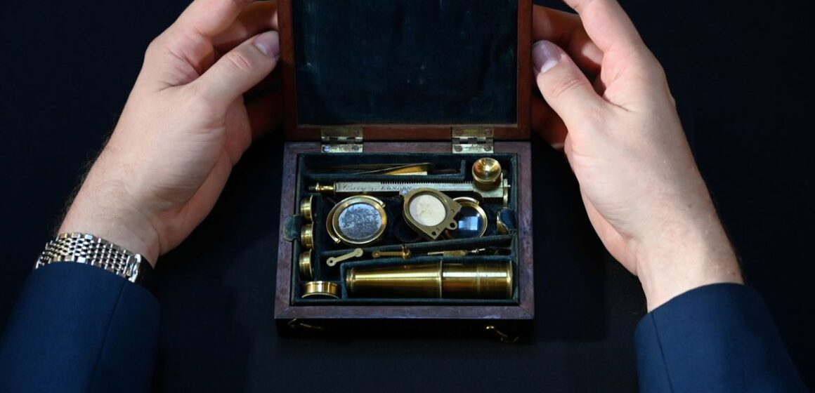 Microscópio usado por Darwin em observações científicas será leiloado