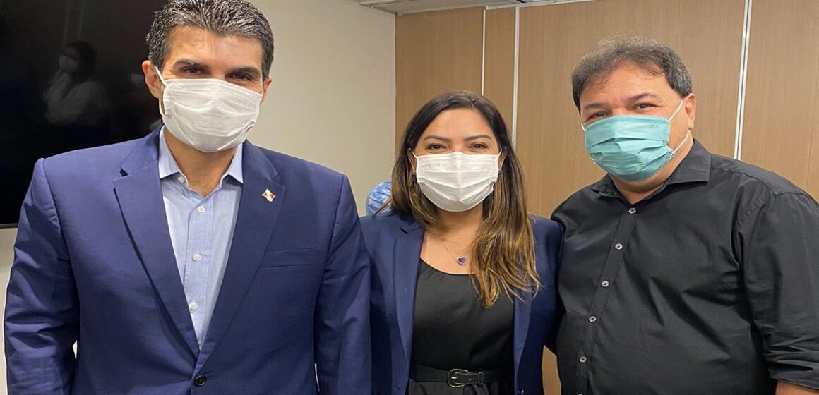 Renilce Nicodemos acompanha recebimento do projeto de aumento para professores
