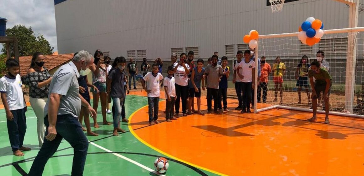 Nélio Aguiar entrega duas quadras, uma de recreação para a educação infantil e outra poliesportiva em Santarém