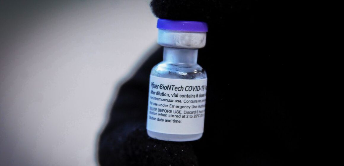 Vacina de reforço tem eficácia de 95,6%, diz Pfizer-BioNTech
