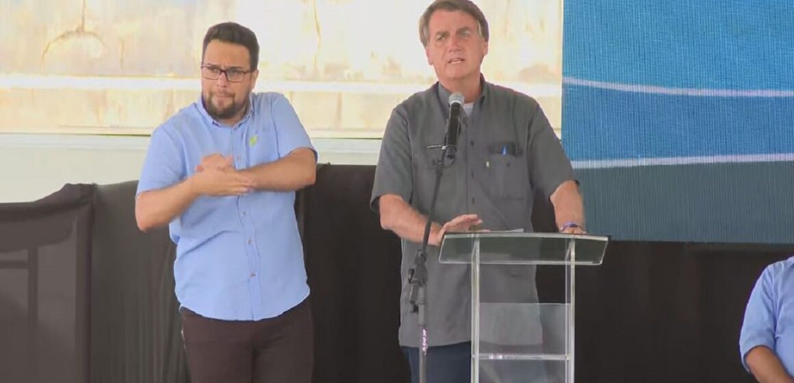 Bolsonaro diz que caminhoneiros receberão auxílio de R$ 400 e que conta somará R$ 3 bilhões