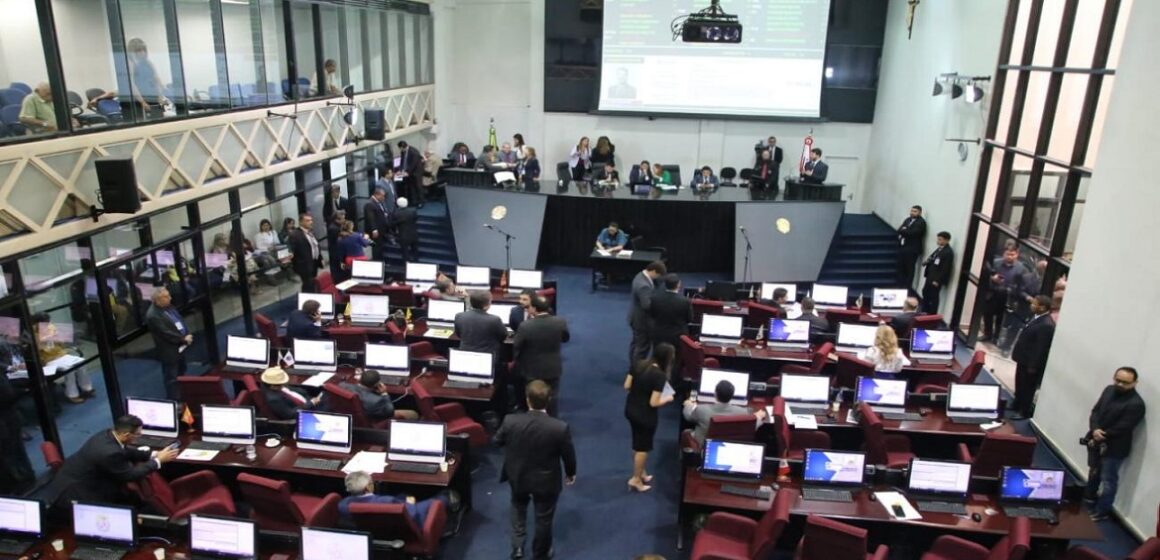 Aprovado na Alepa o projeto que garante reajuste salarial aos professores