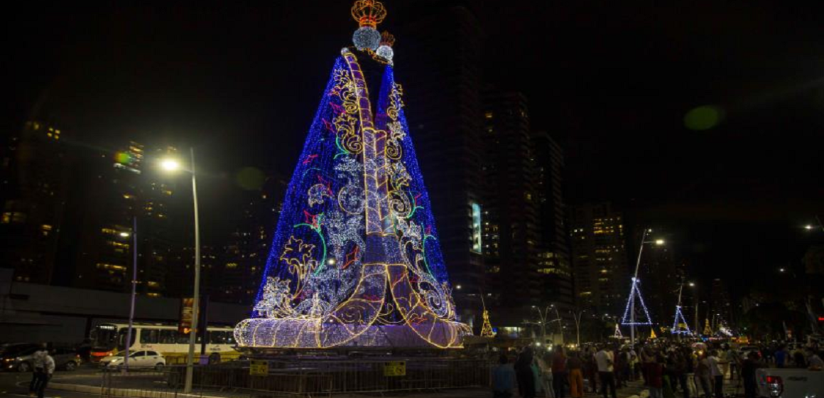 Em Belém, imagem giratória de Nossa Senhora de Nazaré ilumina e abençoa a cidade