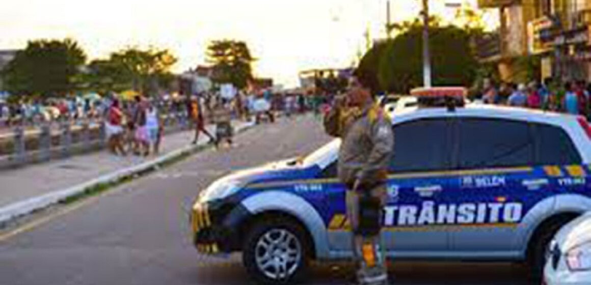Viatura da Semob é atingida por moto durante procissão