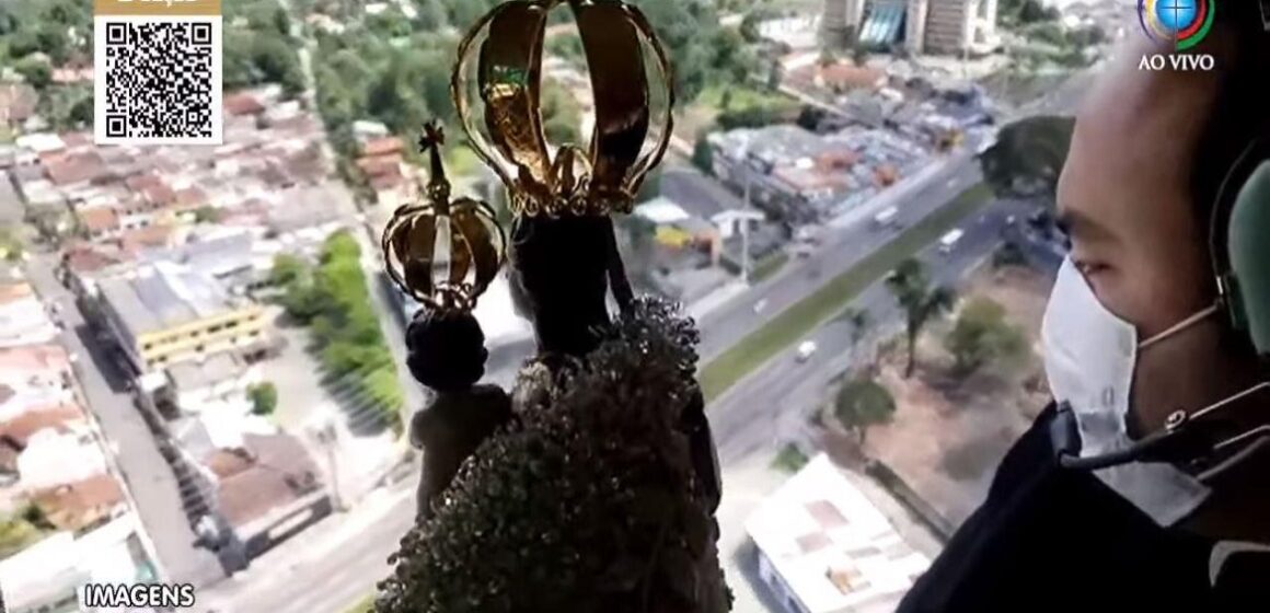 Imagem de Nossa Senhora de Nazaré é conduzida em voo e abençoa os fiéis