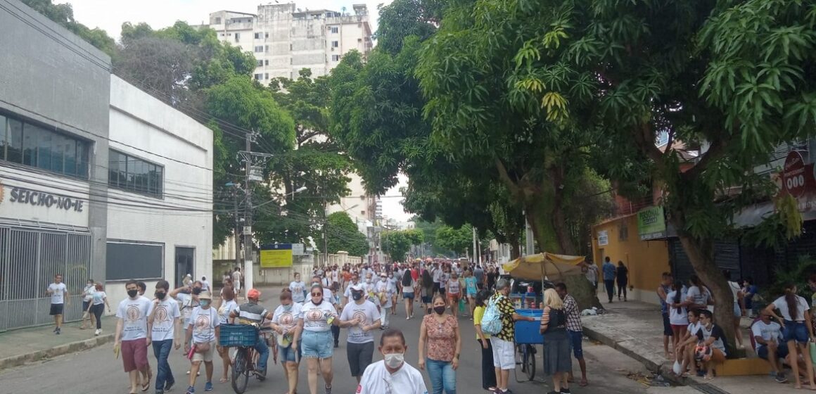 Mesmo sem imagem de Nazaré nas ruas, devotos lotam percurso da procissão neste domingo