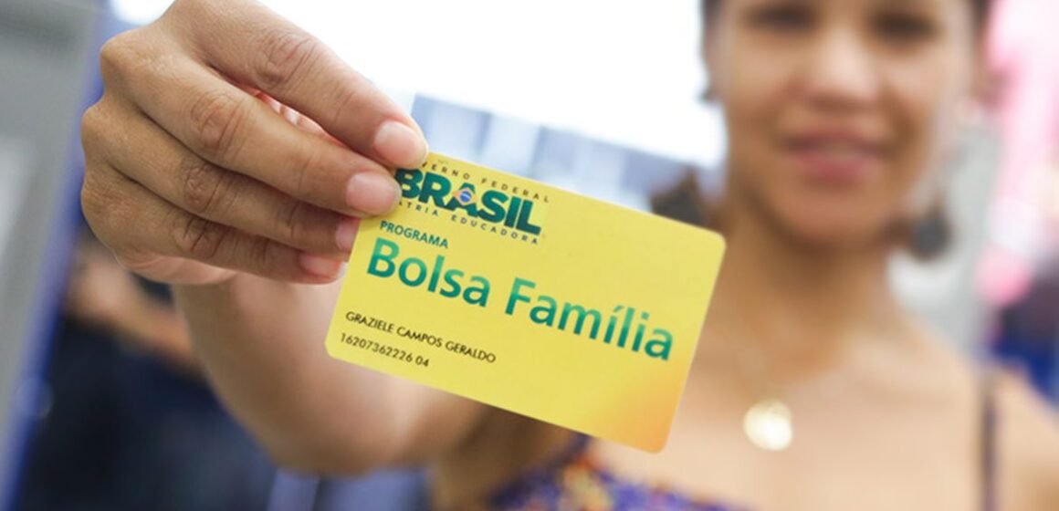 Reajuste do benefício médio do ‘novo Bolsa Família’ ficará abaixo de 20% e fila de espera será zerada só em dezembro, diz governo