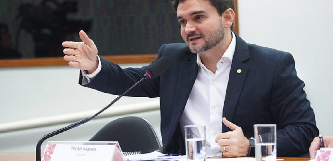 Celso Sabino vota a favor de mais recursos para os municípios
