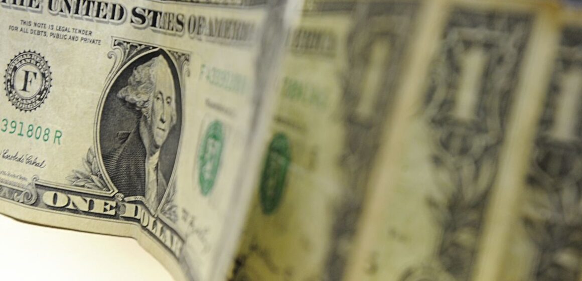 Em véspera de feriado marcada por receios de inflação, dólar segue acima de R$5,50