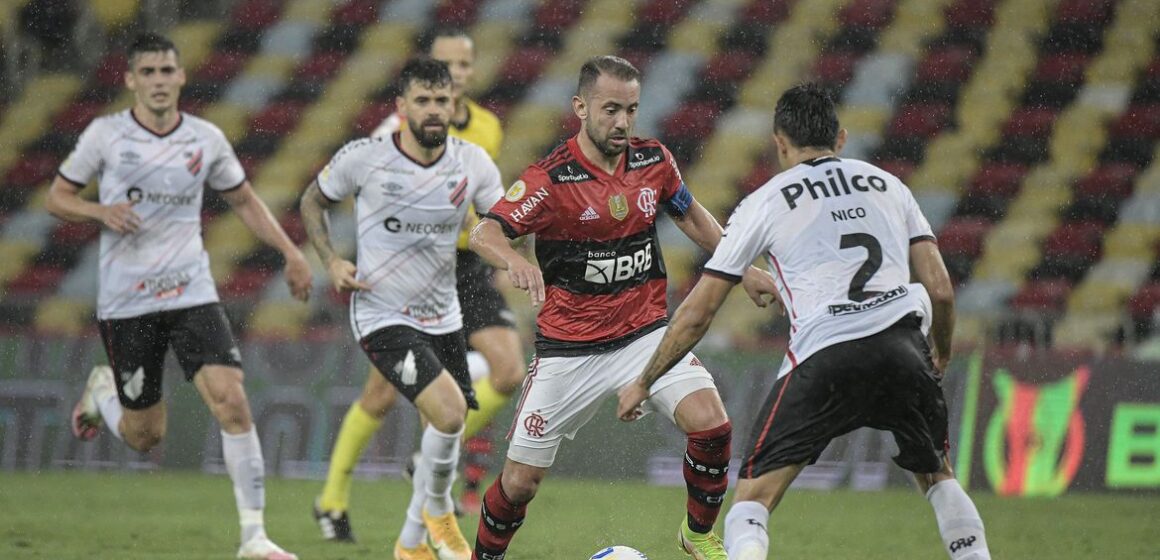 Flamengo atropela Athletico-PR no Maracanã e sobe no G4 do Brasileiro