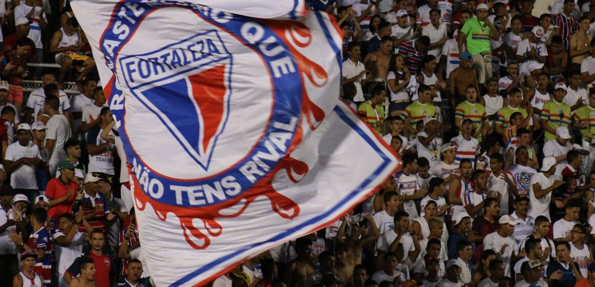 fortaleza_torcida_bandeira Empatados no G4, Fortaleza e Flamengo se enfrentam no Castelão