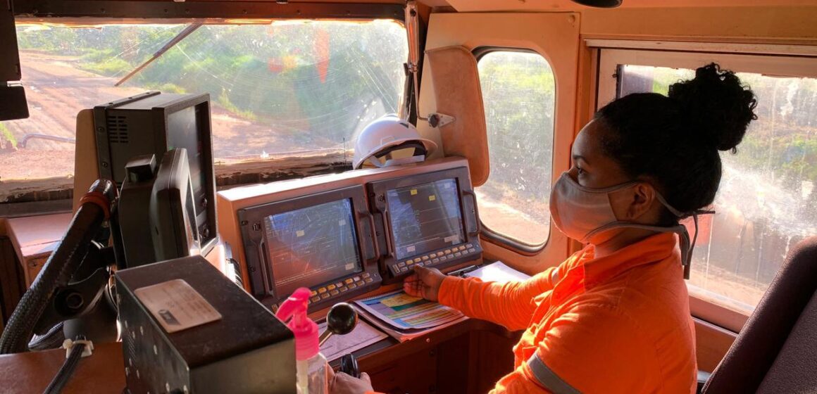 Primeira mulher no Pará opera o trem de cargas em viagem na ferrovia Carajás