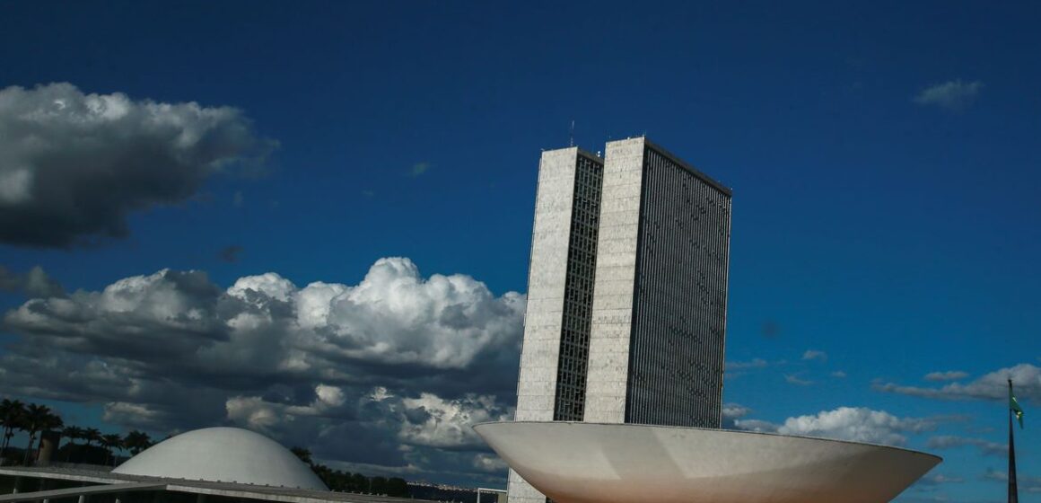 CCJ da Câmara aprova suspensão de validade de concursos na pandemia