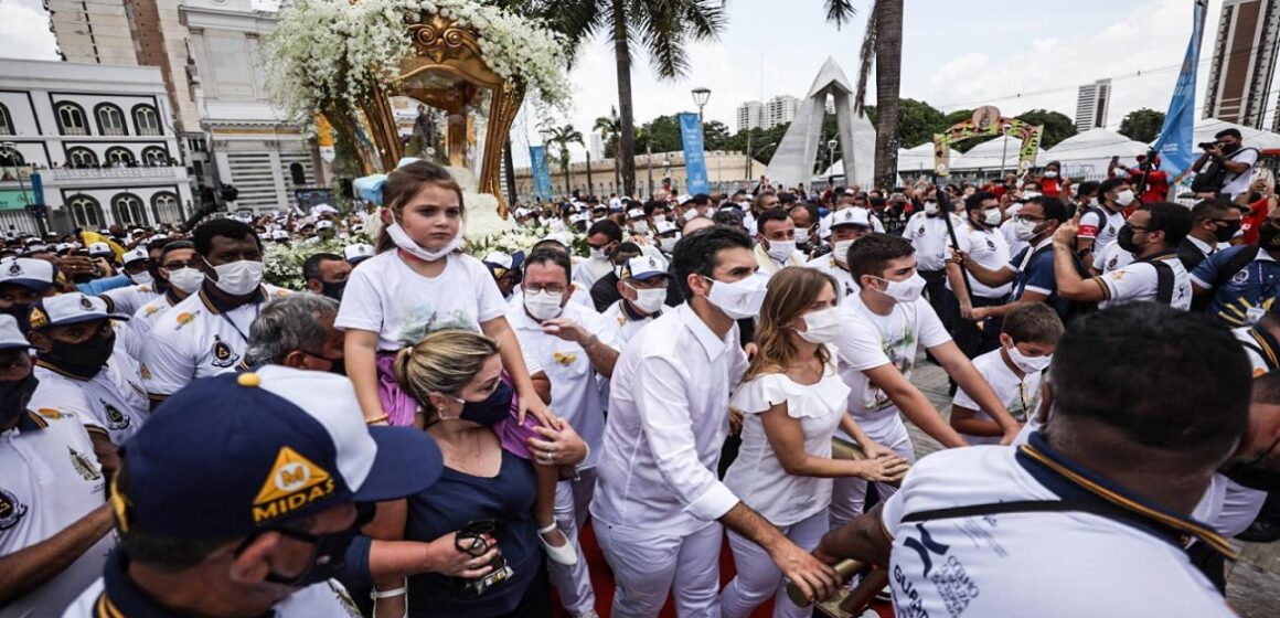 Fiéis se emocionam ao receber a imagem de Nossa Senhora na Basílica