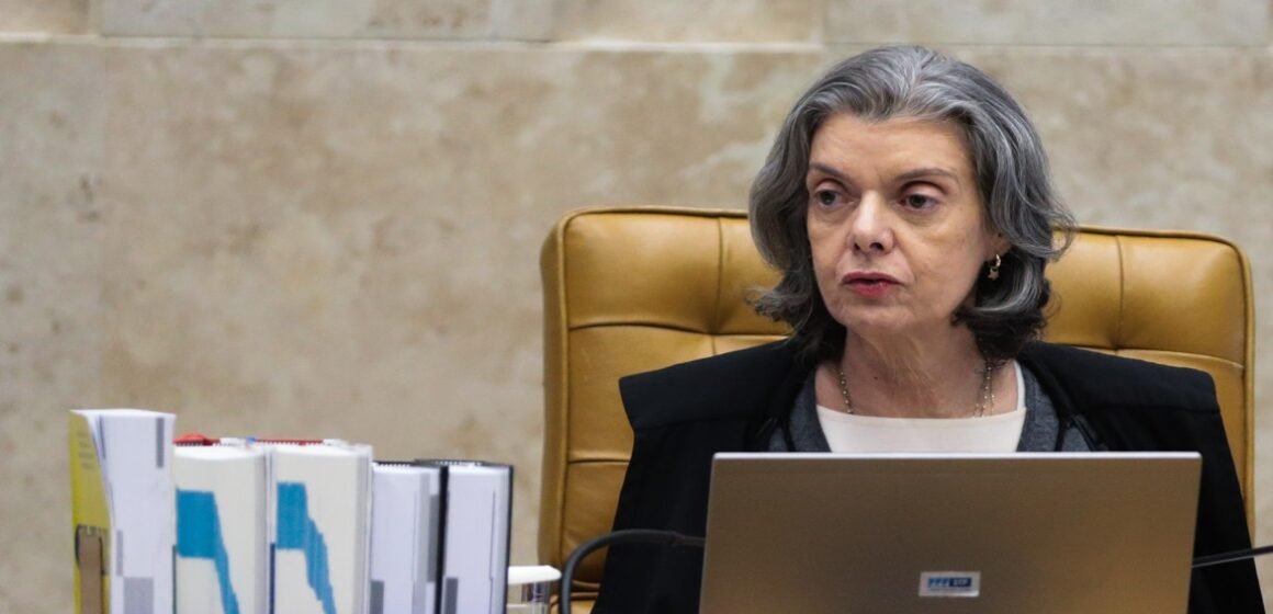 Cármen Lúcia cobra informações da PGR sobre apuração preliminar de ataques de Bolsonaro às urnas