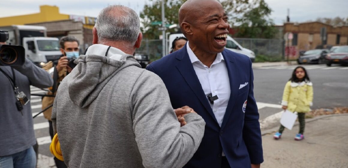 Ex-policial Eric Adams é eleito prefeito de Nova York