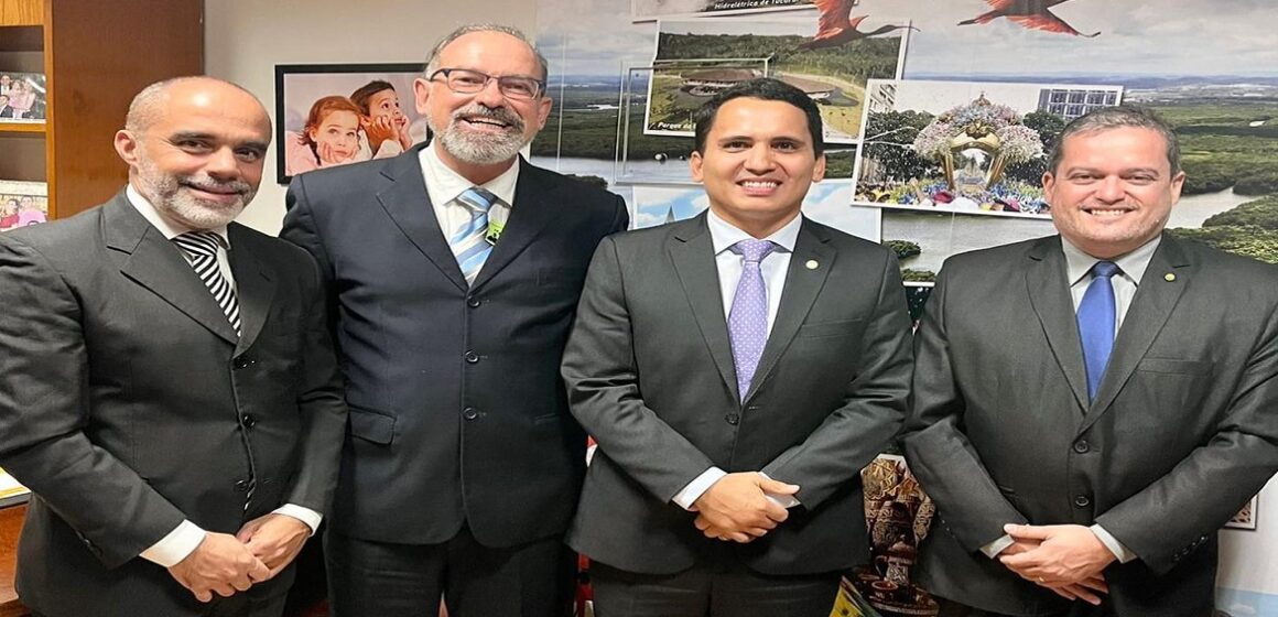 Cássio Andrade discute projetos em Brasília