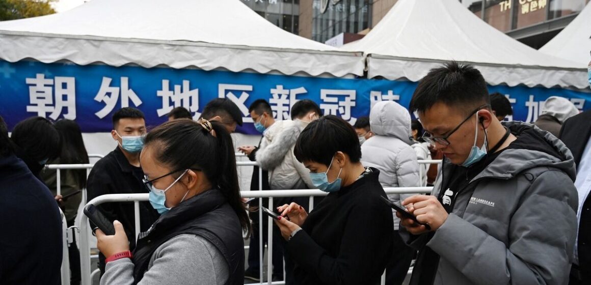 China pede que cidadãos estoquem comida após novos surtos de covid