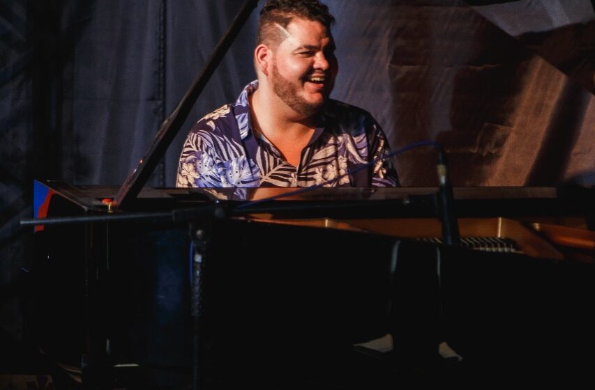 Com referências de ícones da música latina, Davi Benítez encanta em apresentações