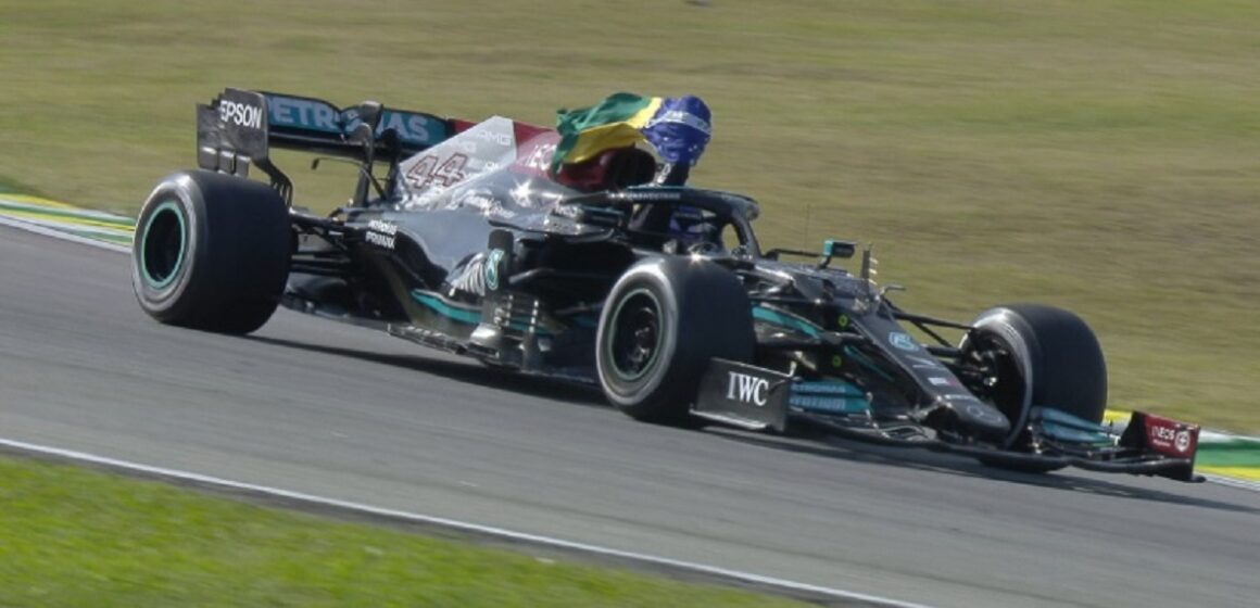 Lewis Hamilton vence o GP de São Paulo e repete gesto das vitórias de Ayrton Senna