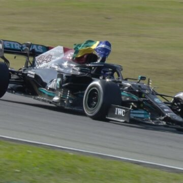 Lewis Hamilton vence o GP de São Paulo e repete gesto das vitórias de Ayrton Senna