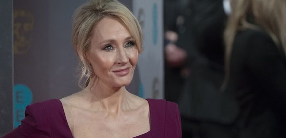 Escritora J. K. Rowling é deixada de fora de reunião de ‘Harry Potter’ após acusação de transfobia, revela jornal